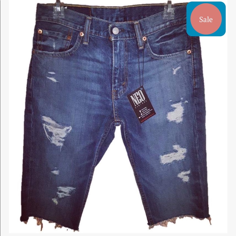 Men’s distressed Levi denim jean shorts
